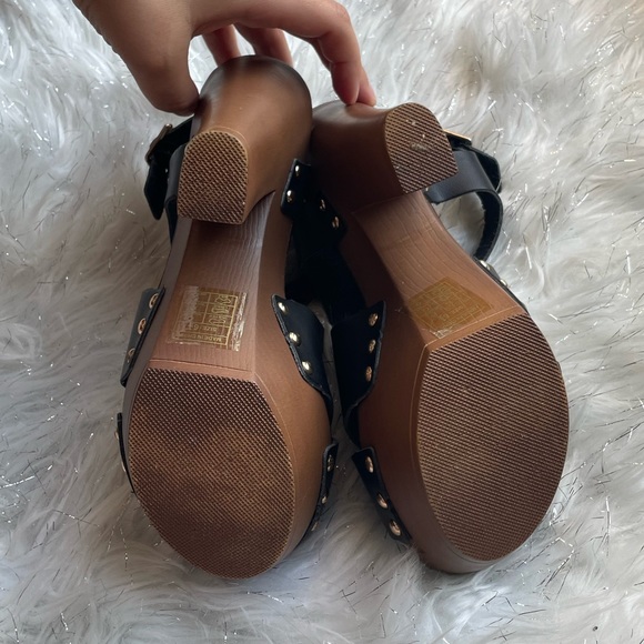 ❌ SOLD ❌ Studded Heels - Picture 4 of 5